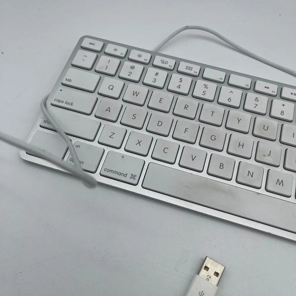 Apple A1243 Wired Keyboard with Numeric Keypad Silver Aluminum MB110LL/B Mac
